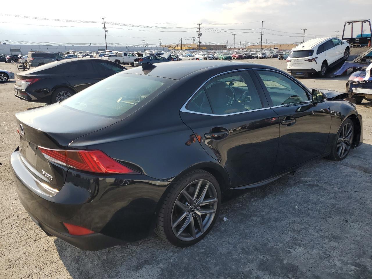 2017 LEXUS IS 200T - Фото 3