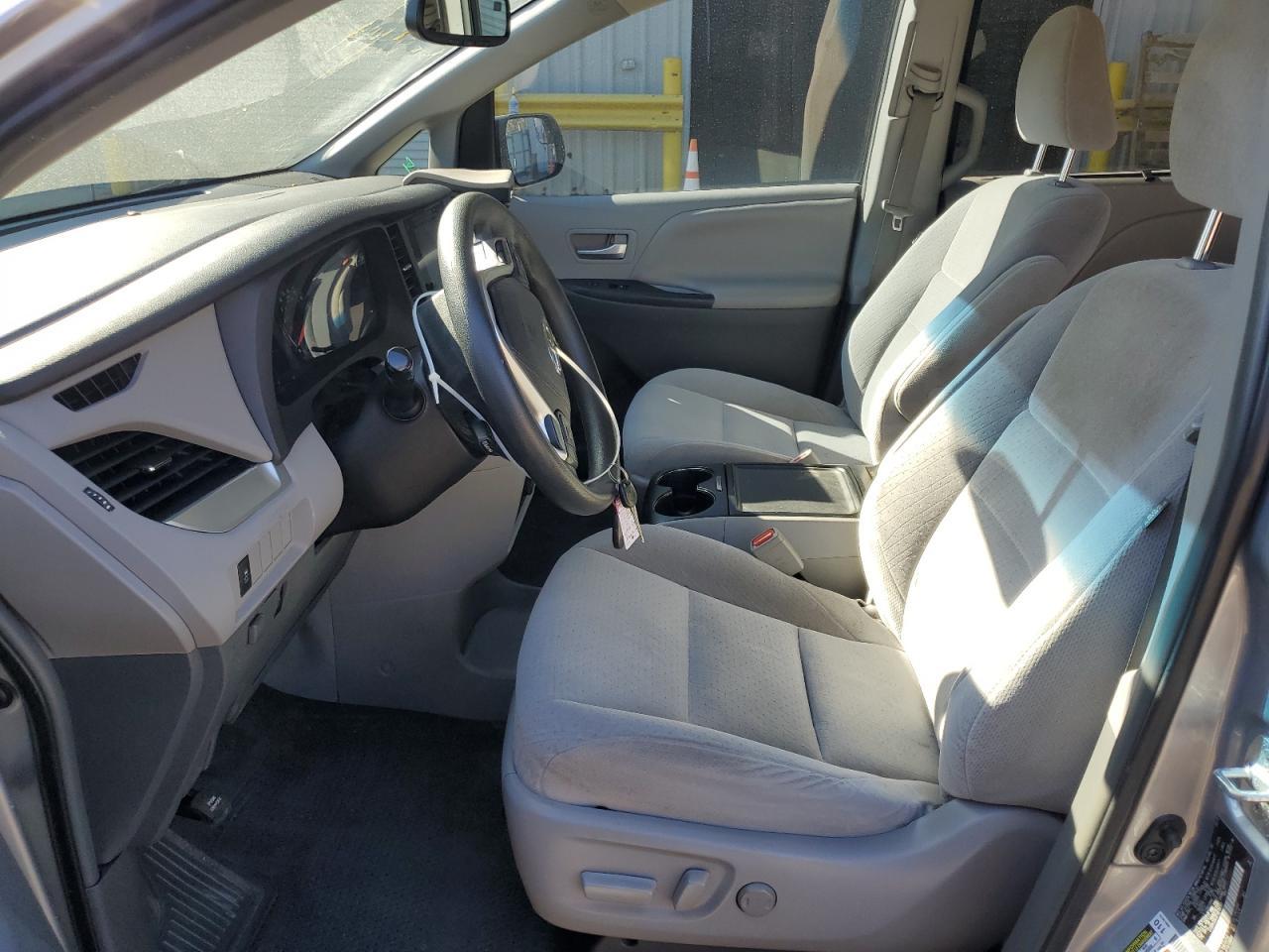 2015 TOYOTA SIENNA LE - Фото 7