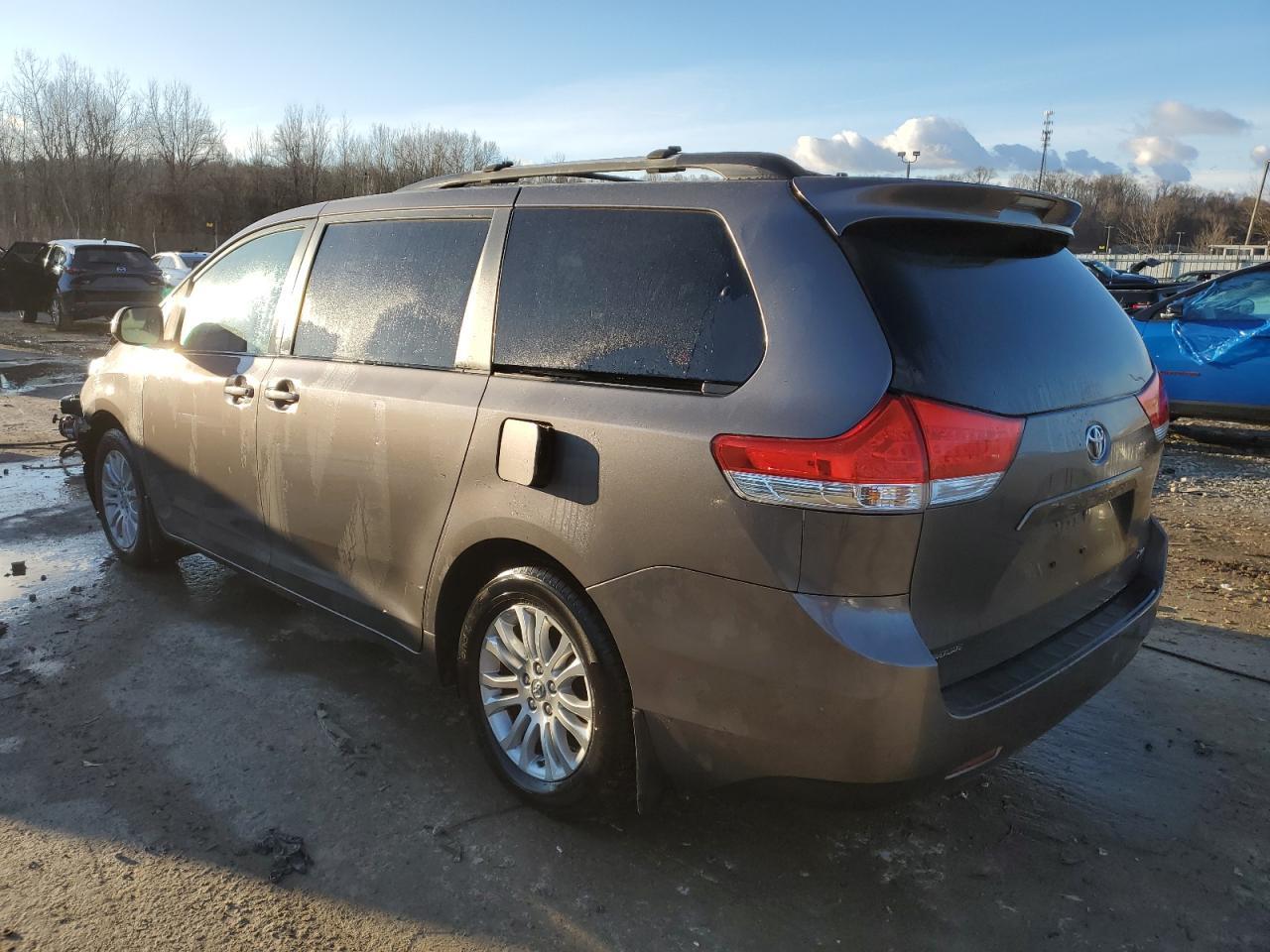 2011 TOYOTA SIENNA XLE - Фото 2