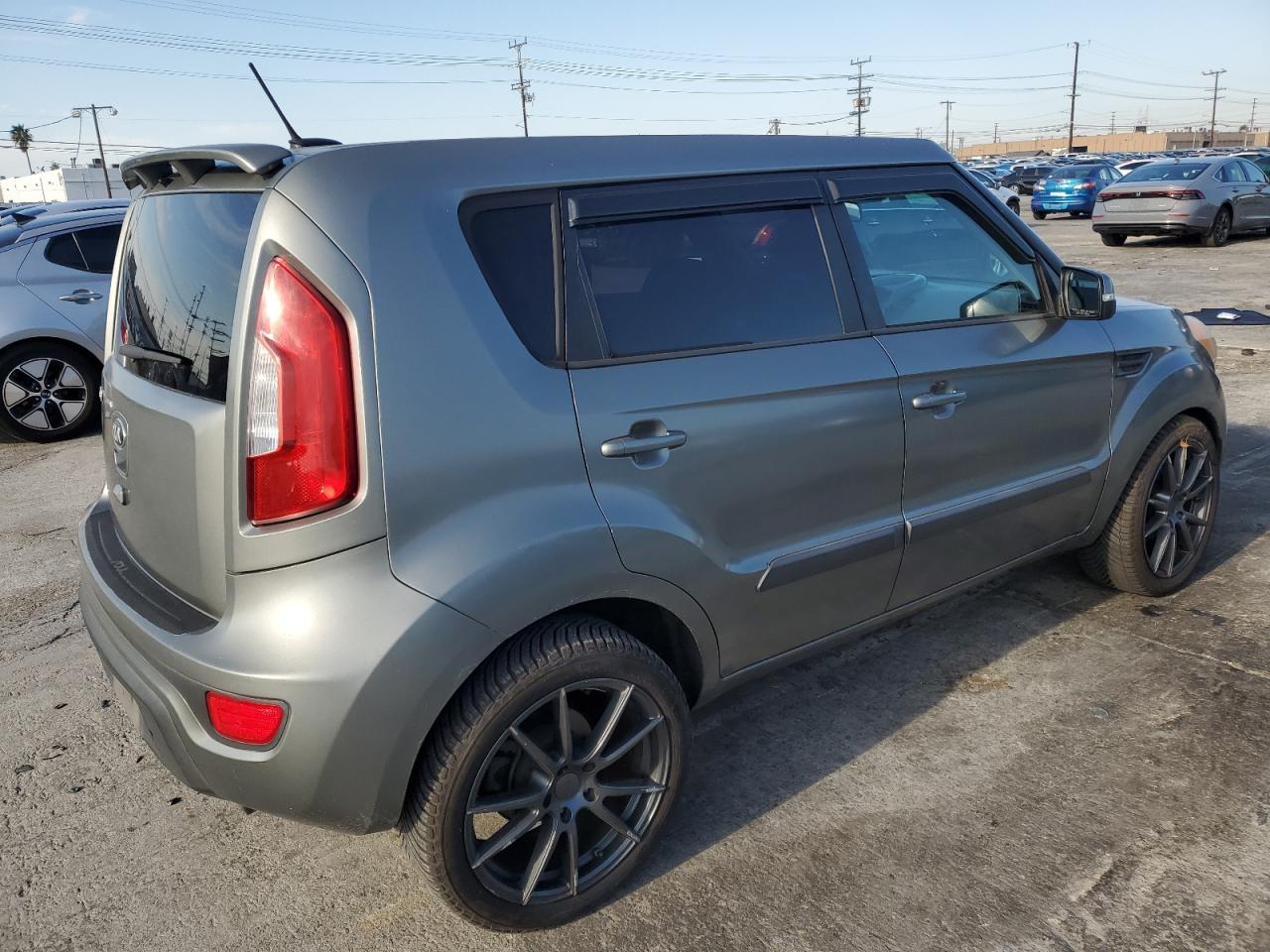 2013 KIA SOUL + - Image 3