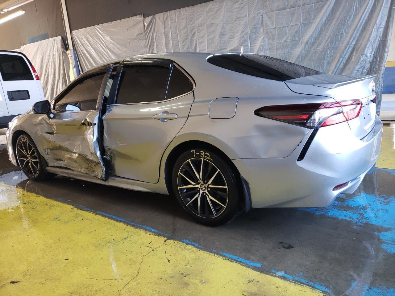 2021 TOYOTA CAMRY SE - Фото 2