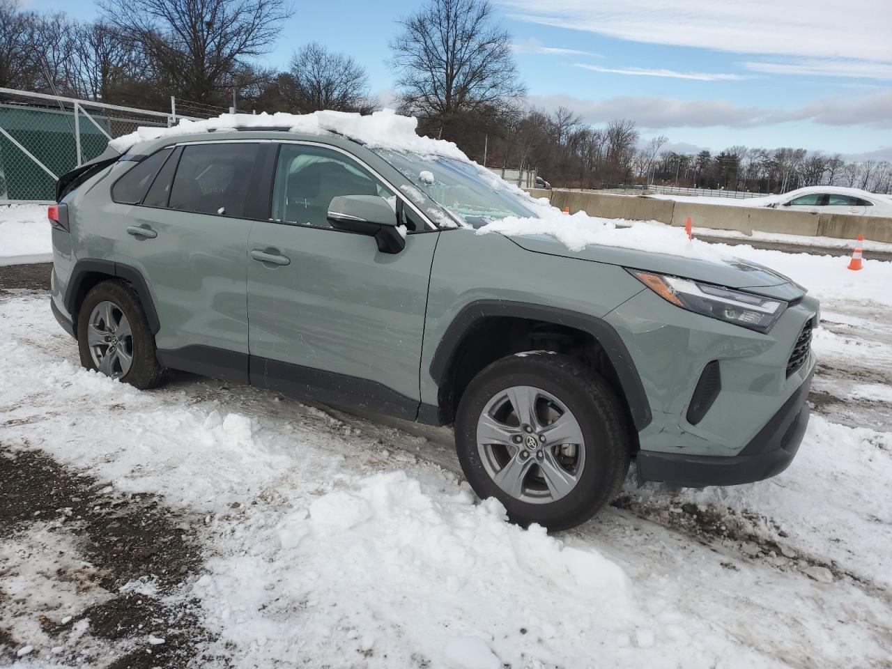 2022 TOYOTA RAV4 XLE - Фото 4