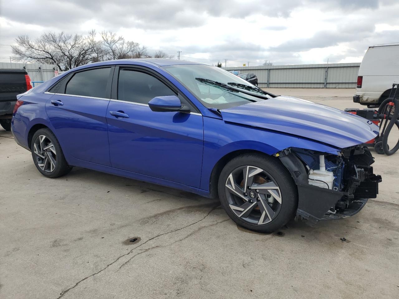 2024 HYUNDAI ELANTRA SE - Фото 4