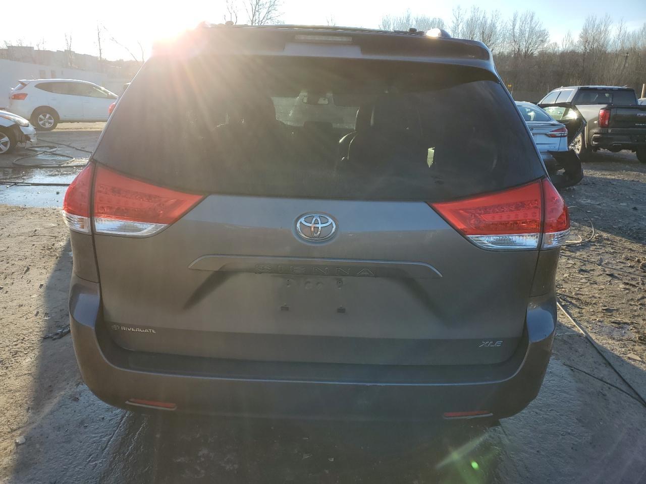 2011 TOYOTA SIENNA XLE - Фото 6
