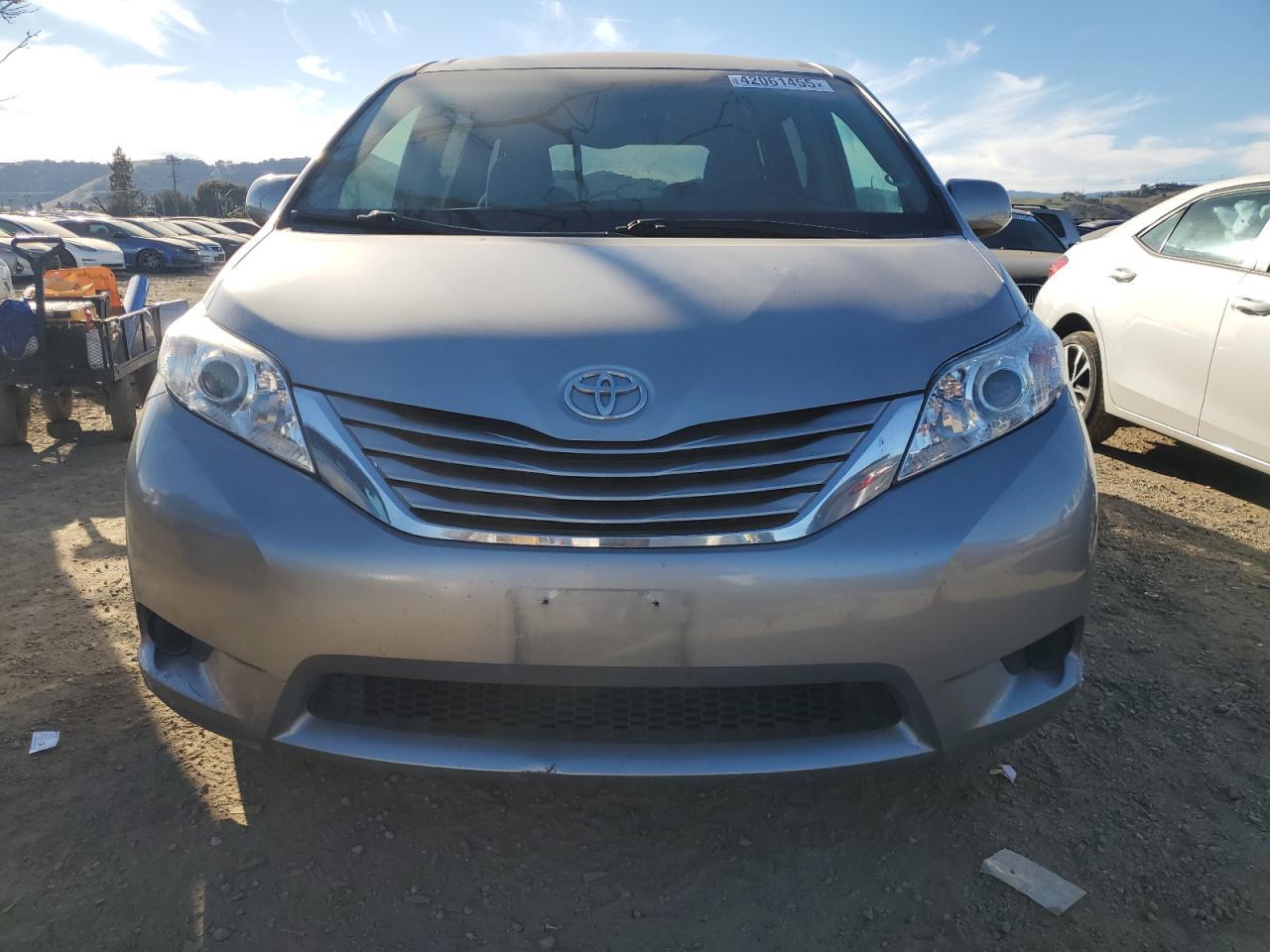 2015 TOYOTA SIENNA LE - Фото 5