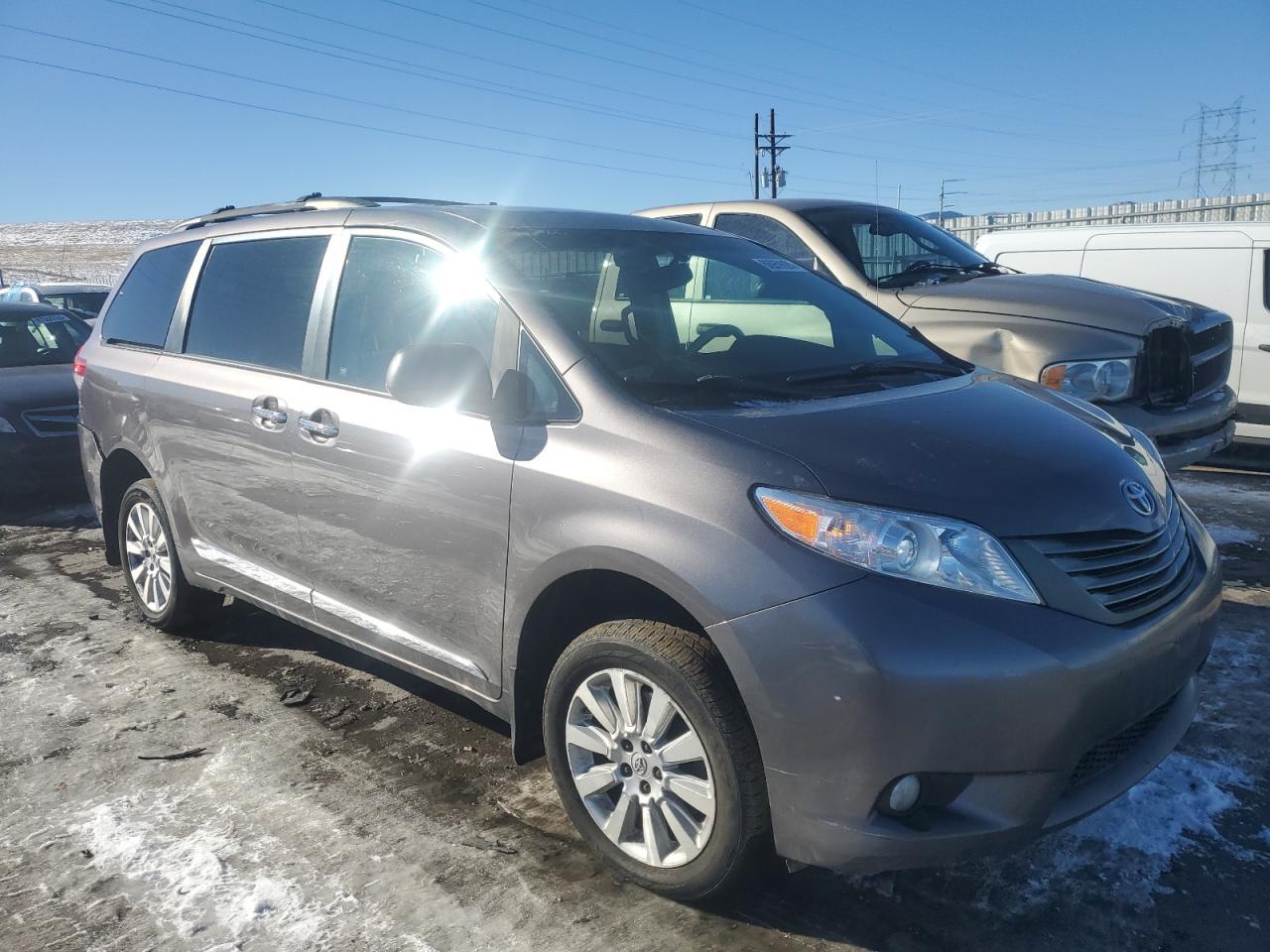 2011 TOYOTA SIENNA XLE - Image 4