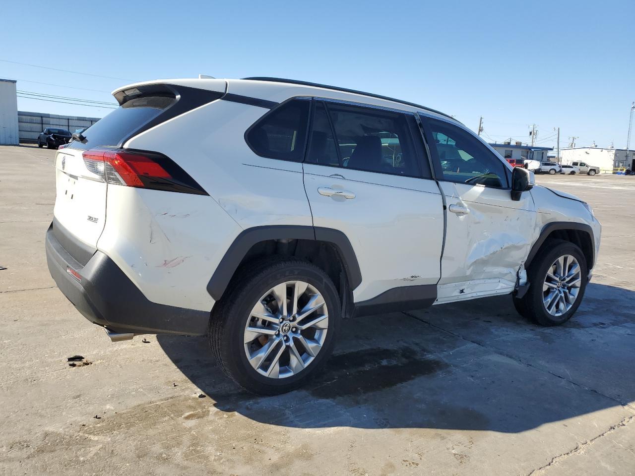 2022 TOYOTA RAV4 XLE P - Фото 3