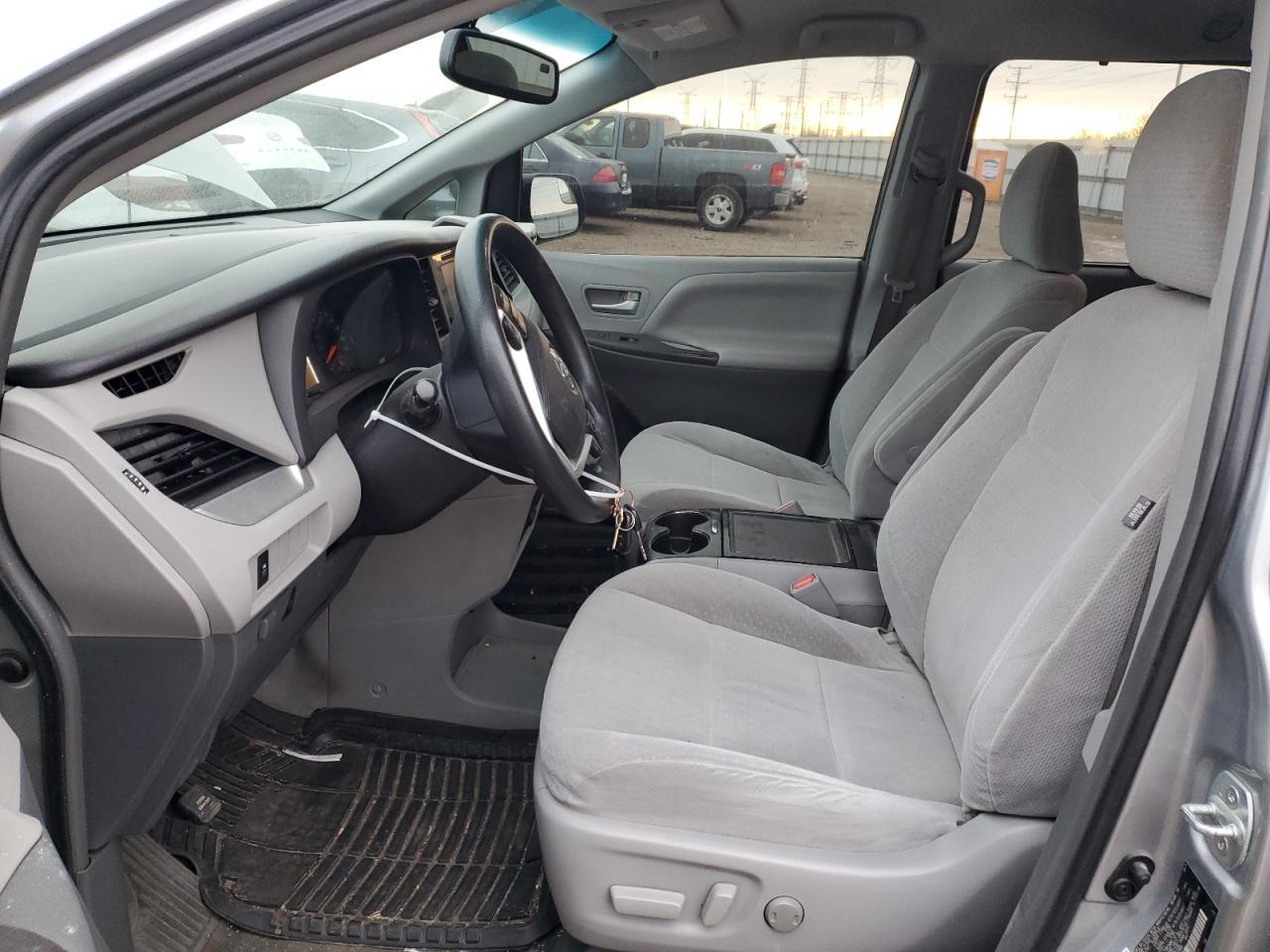 2015 TOYOTA SIENNA LE - Фото 7