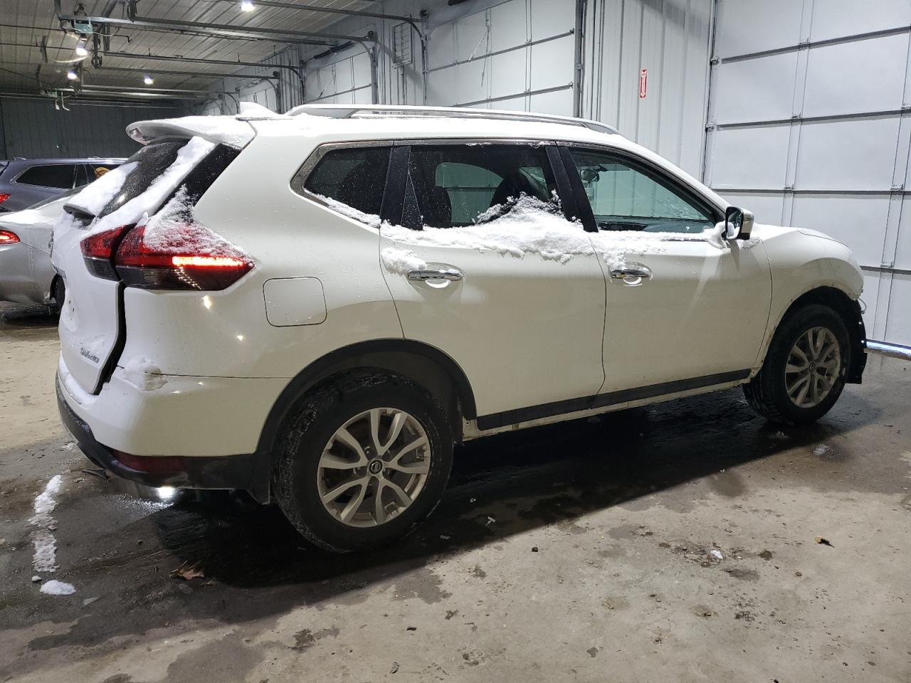 2017 NISSAN ROGUE SV - Фото 3