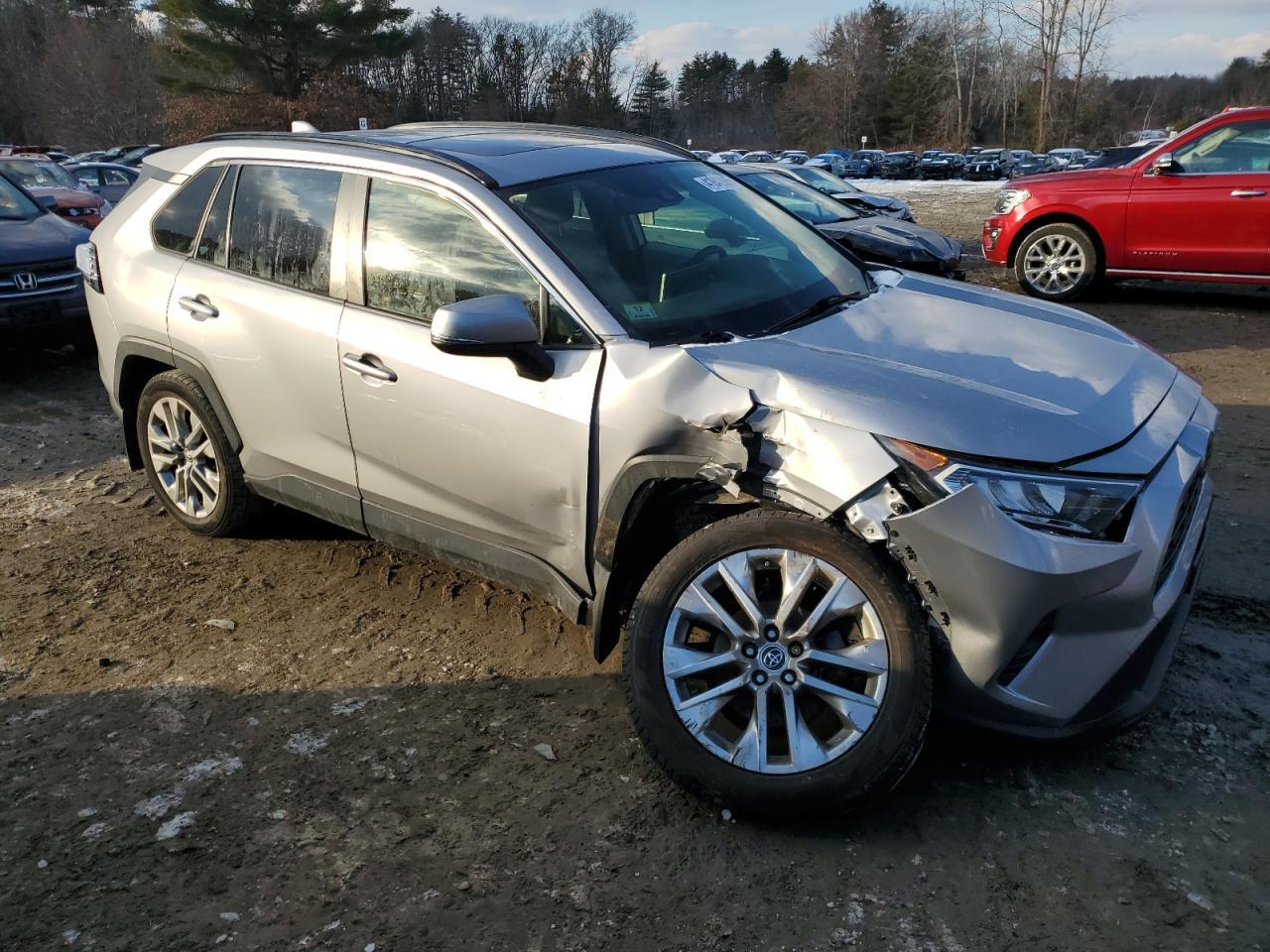 2019 TOYOTA RAV4 XLE P - Фото 4