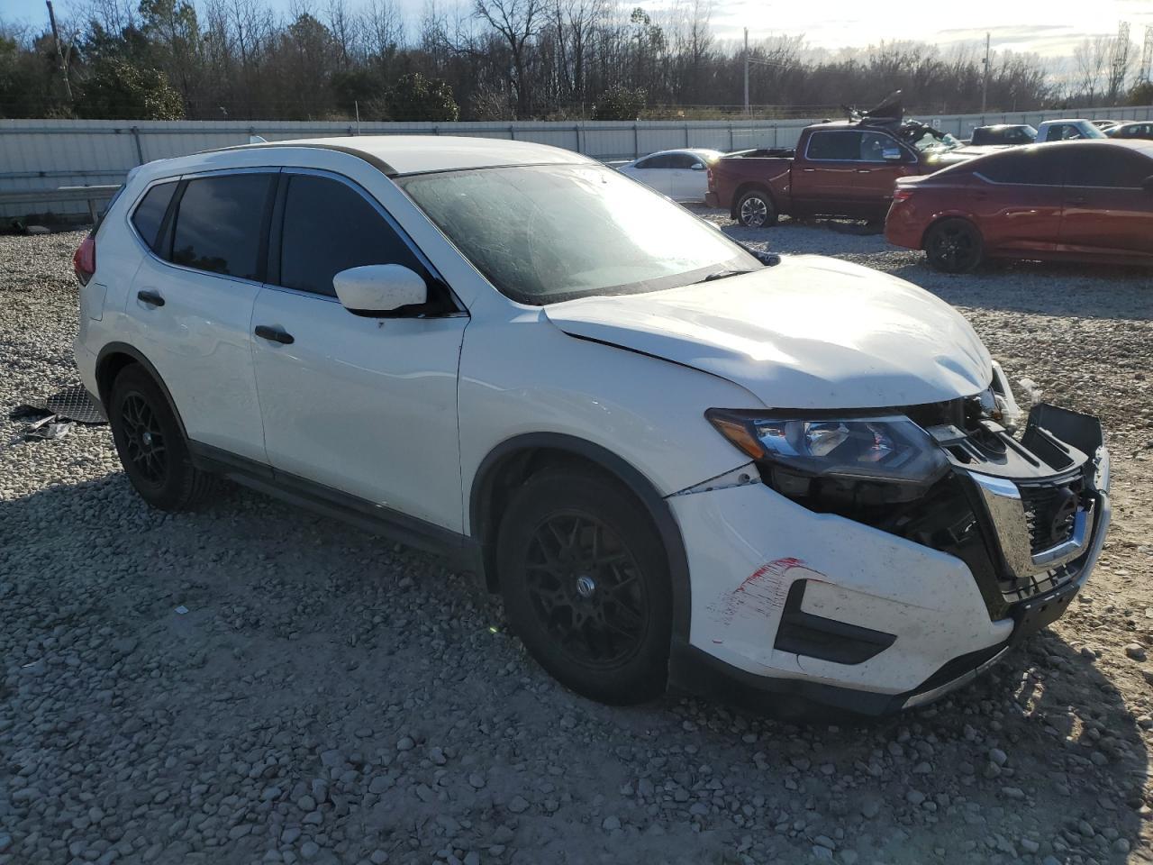 2017 NISSAN ROGUE SV - Image 4