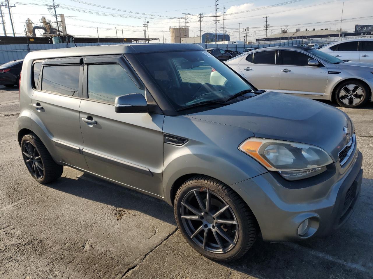 2013 KIA SOUL + - Image 4