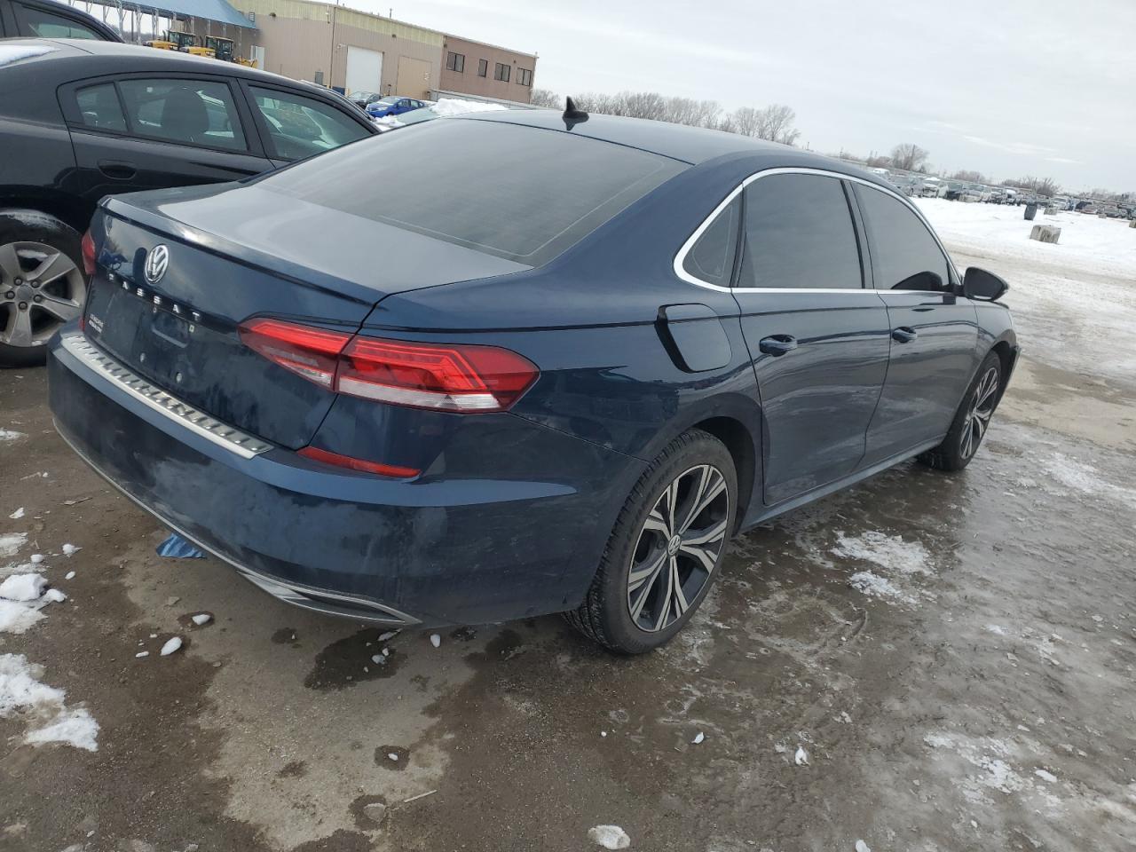 2022 VOLKSWAGEN PASSAT SE - Image 3