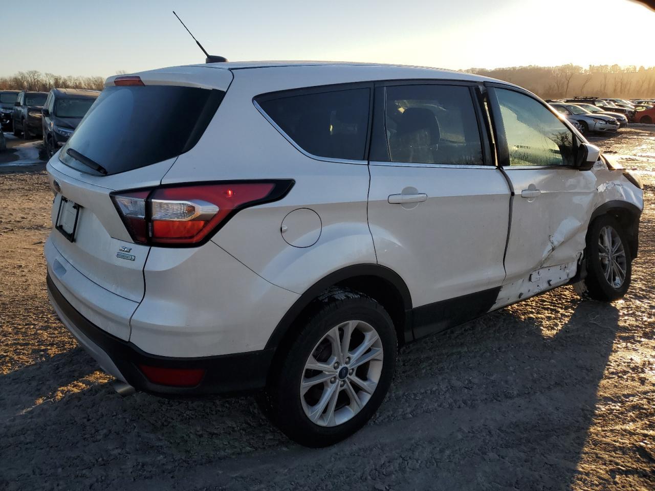 2017 FORD ESCAPE SE - Фото 3
