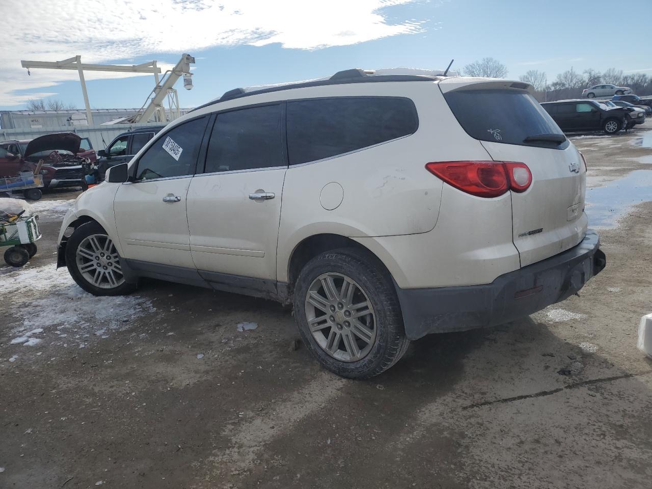 2011 CHEVROLET TRAVERSE L - Image 2