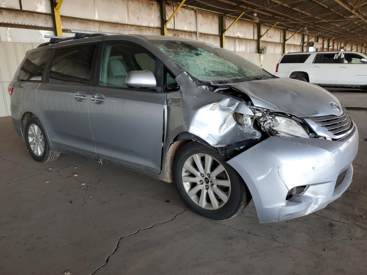 2015 TOYOTA SIENNA XLE - Image 4