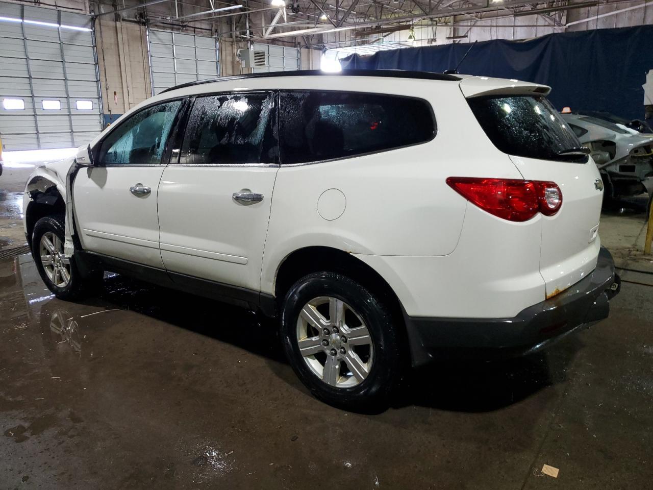 2011 CHEVROLET TRAVERSE L - Image 2