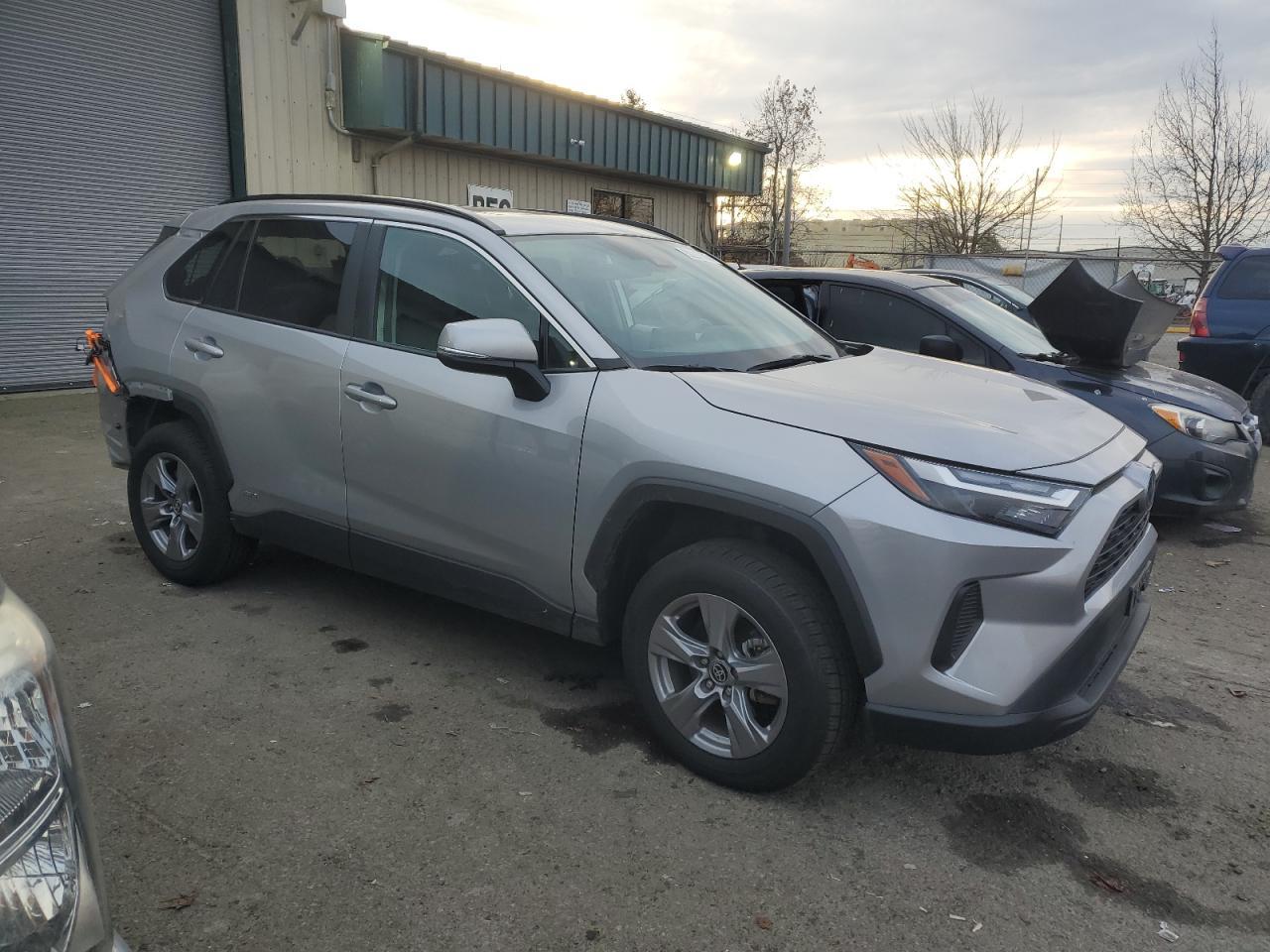 2022 TOYOTA RAV4 XLE - Фото 4