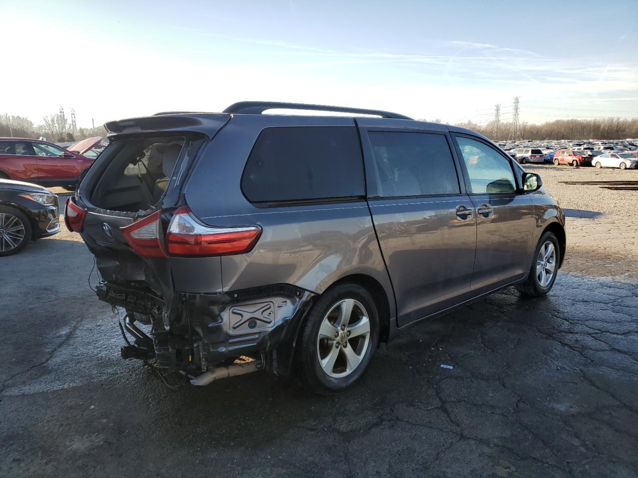 2015 TOYOTA SIENNA LE - Фото 3