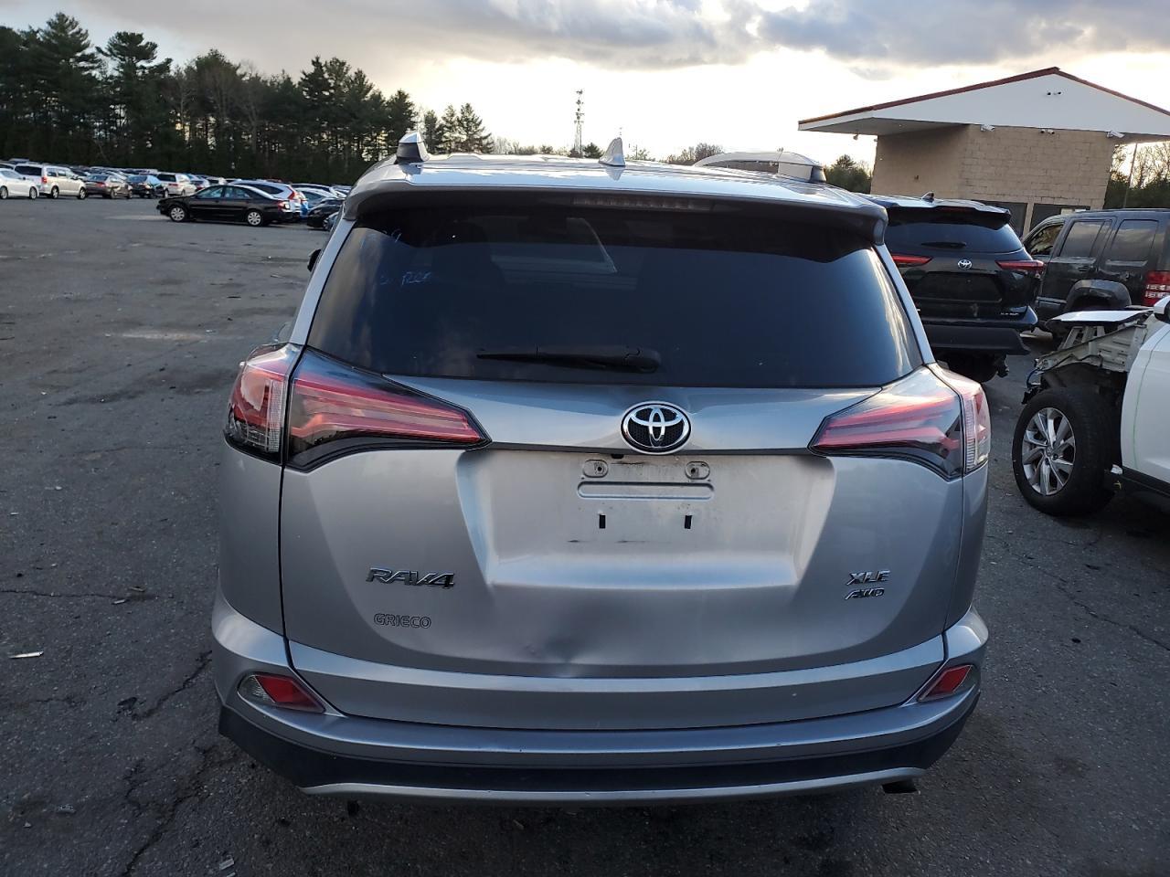 2016 TOYOTA RAV4 XLE - Image 6