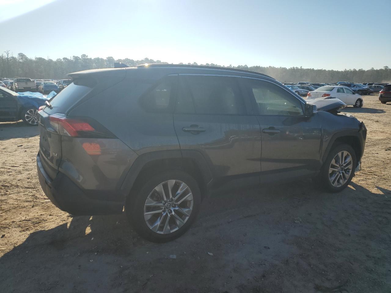 2020 TOYOTA RAV4 XLE P - Фото 3