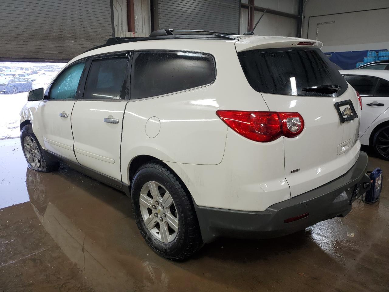 2011 CHEVROLET TRAVERSE L - Image 2