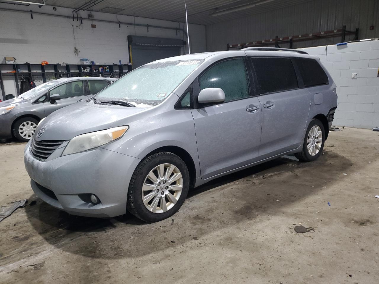 2011 TOYOTA SIENNA XLE