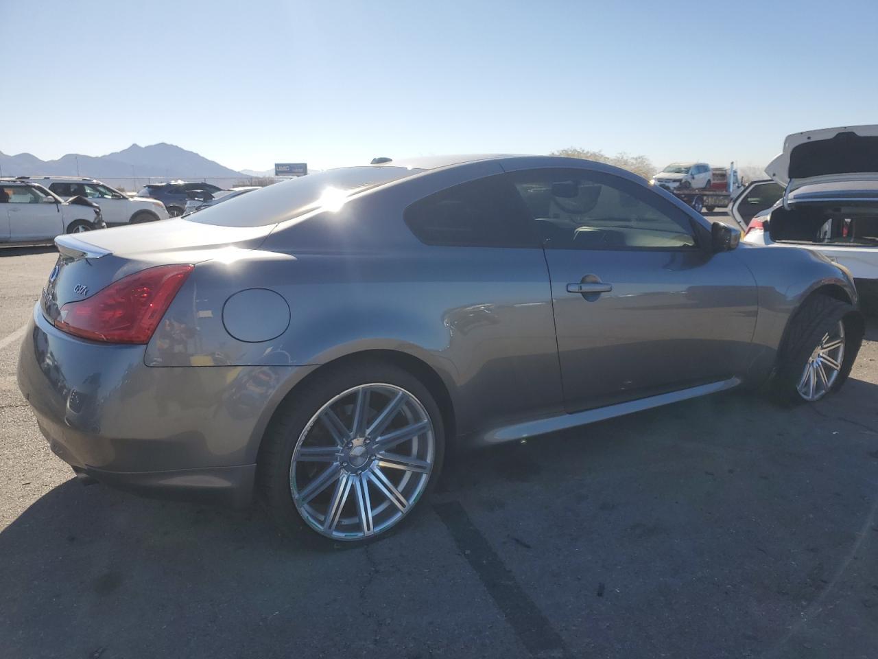 2011 INFINITI G37 - Image 3
