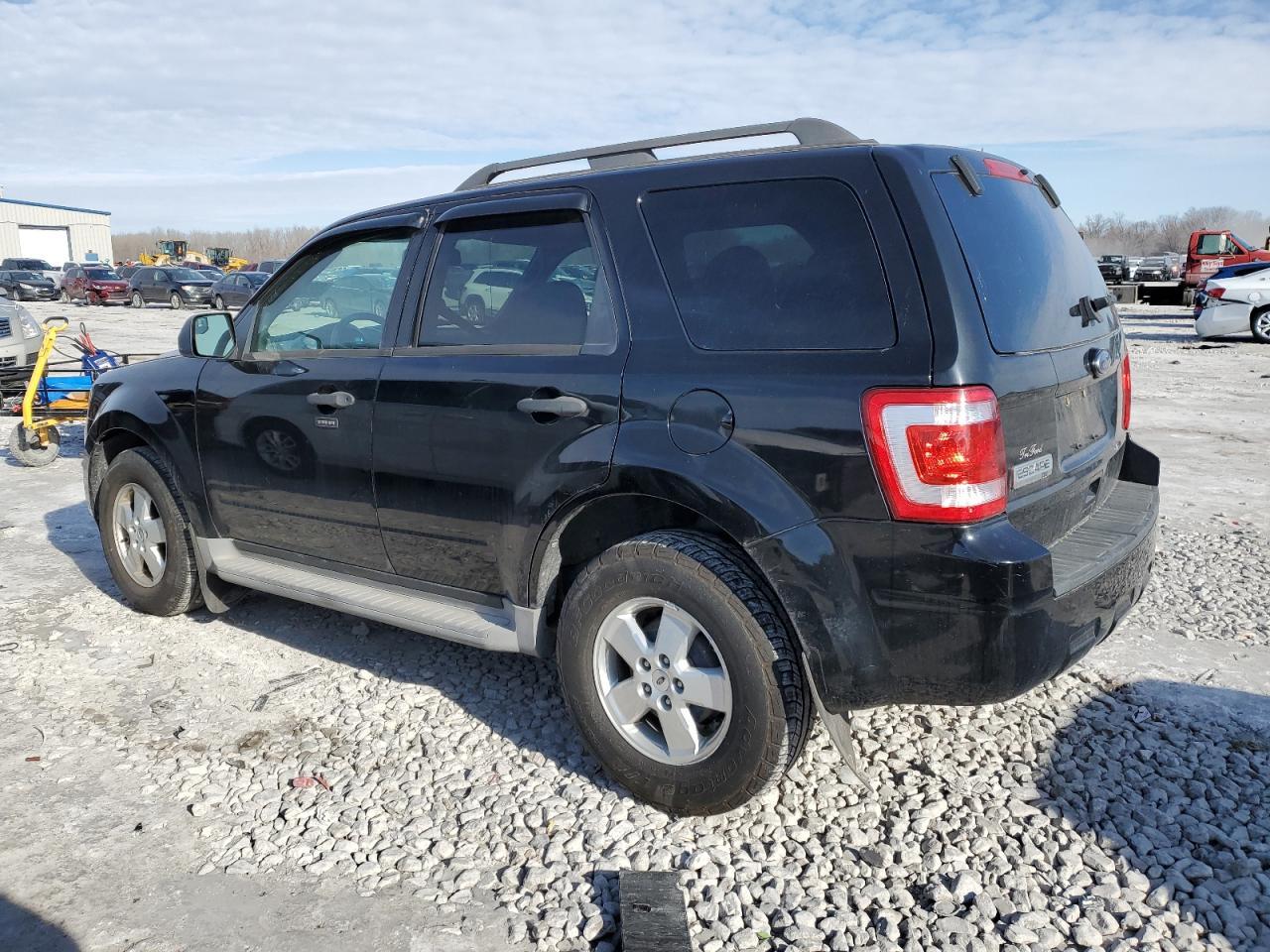 2010 FORD ESCAPE XLT - Image 2
