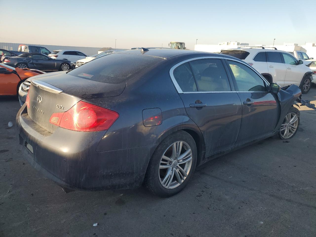 2011 INFINITI G37 - Image 3