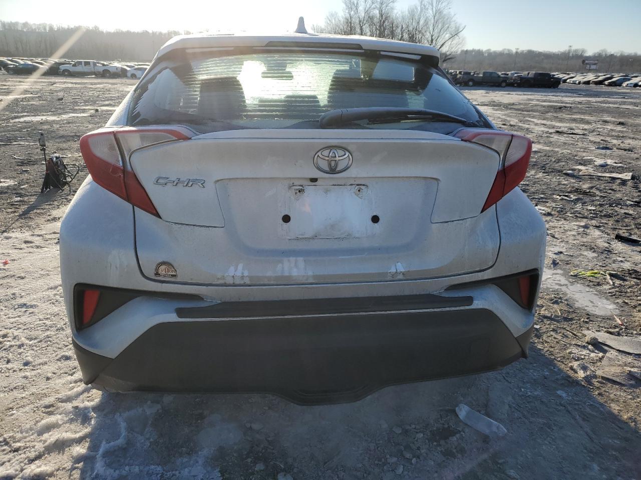 2022 TOYOTA C-HR XLE - Image 6