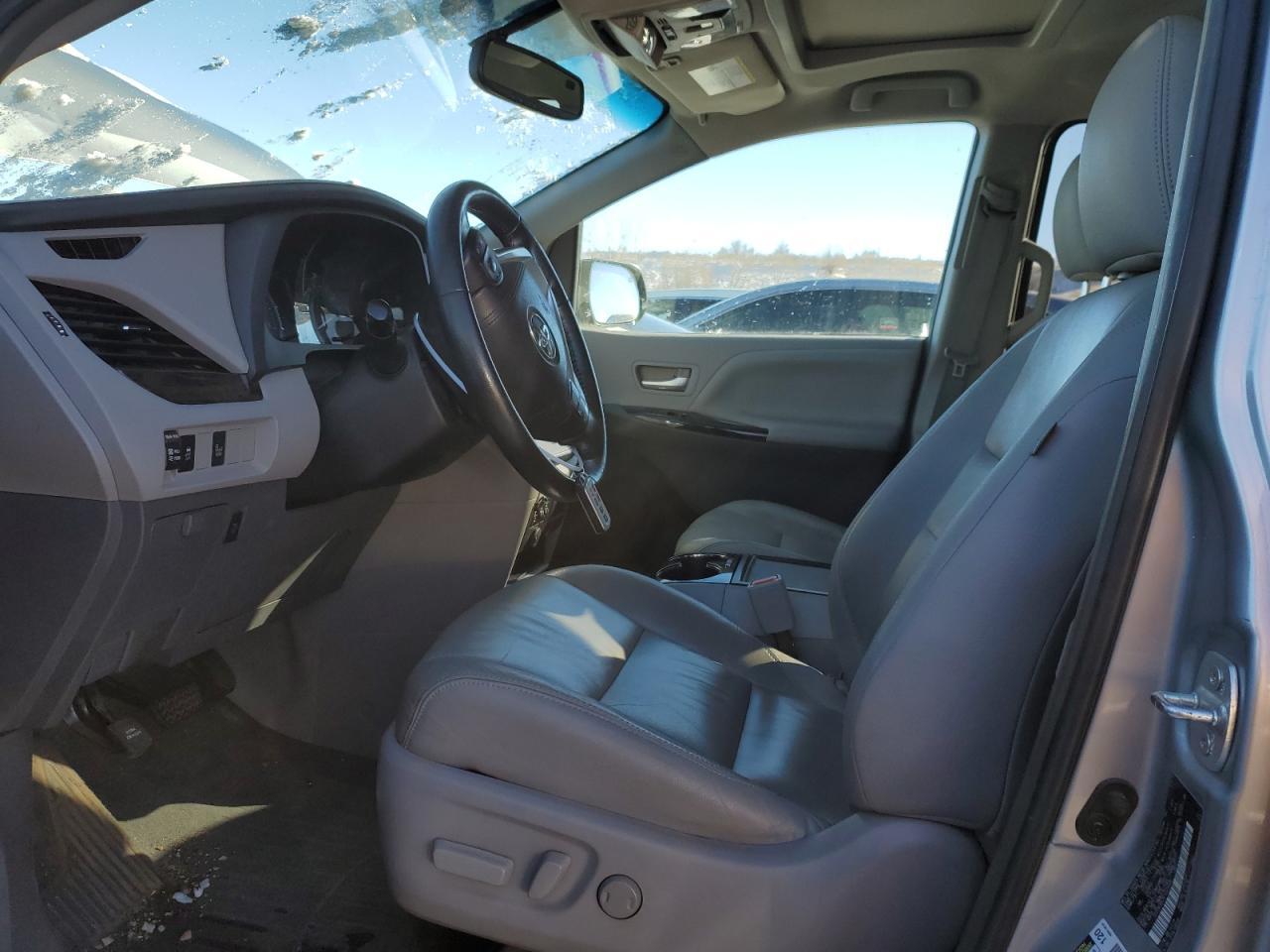 2015 TOYOTA SIENNA XLE - Фото 7