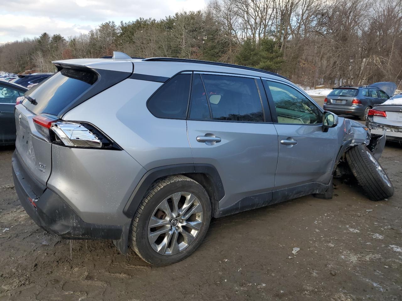 2019 TOYOTA RAV4 XLE P - Фото 3