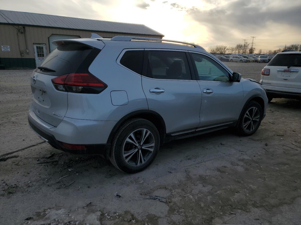 2017 NISSAN ROGUE SV - Фото 3