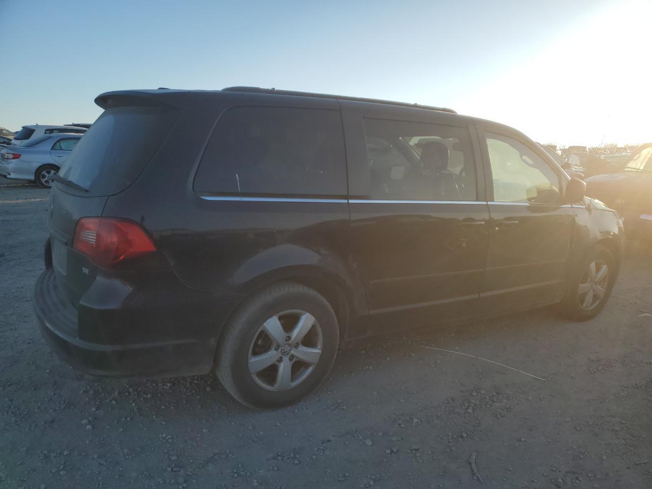 2011 VOLKSWAGEN ROUTAN SE - Image 3