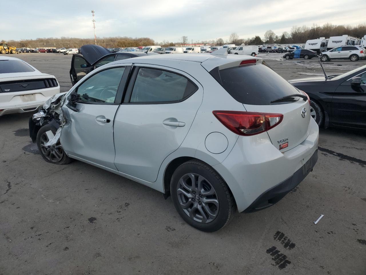 2020 TOYOTA YARIS LE - Фото 2