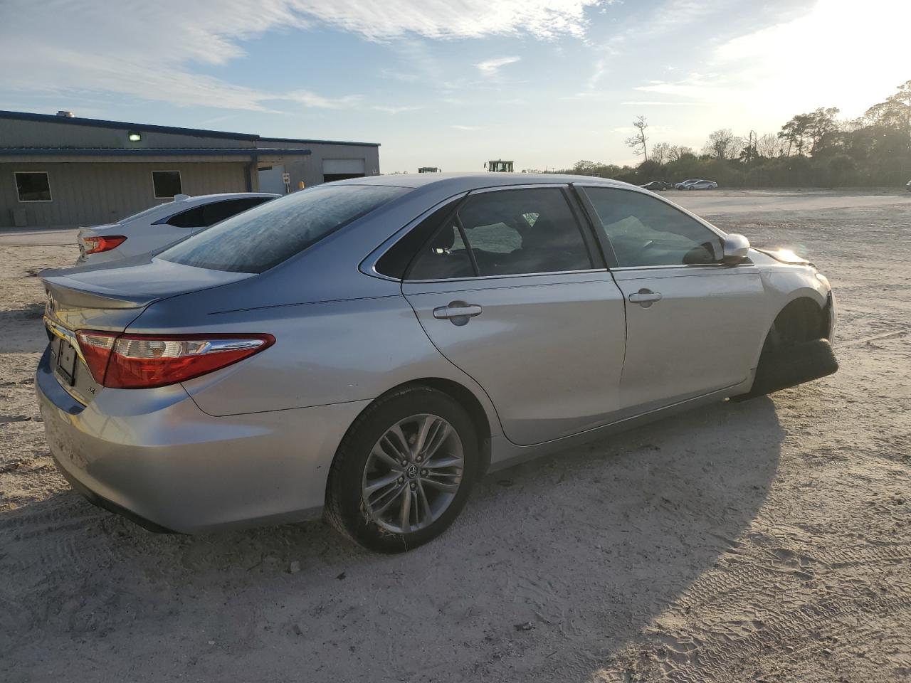 2017 TOYOTA CAMRY LE - Фото 3