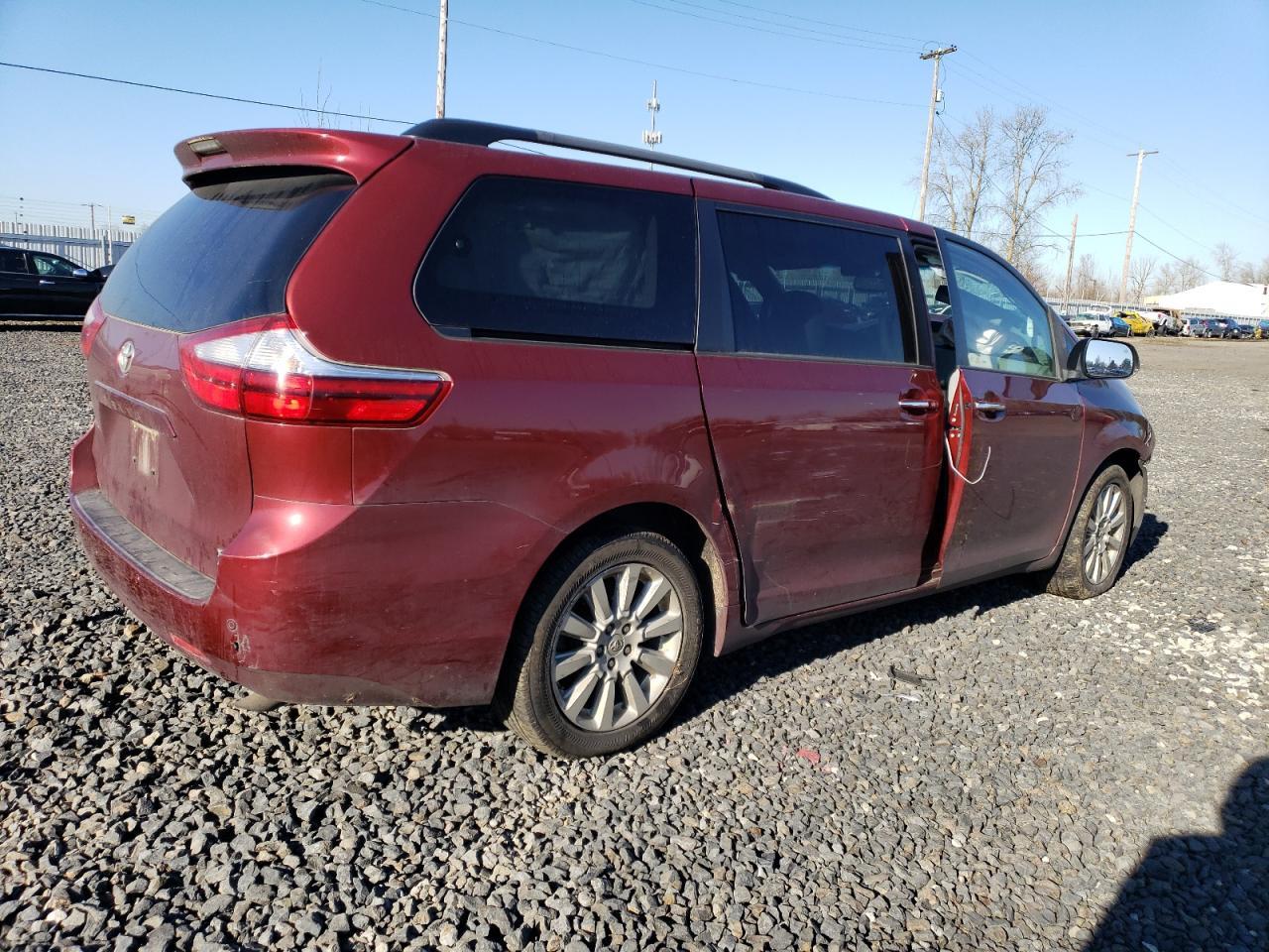 2015 TOYOTA SIENNA XLE - Image 3