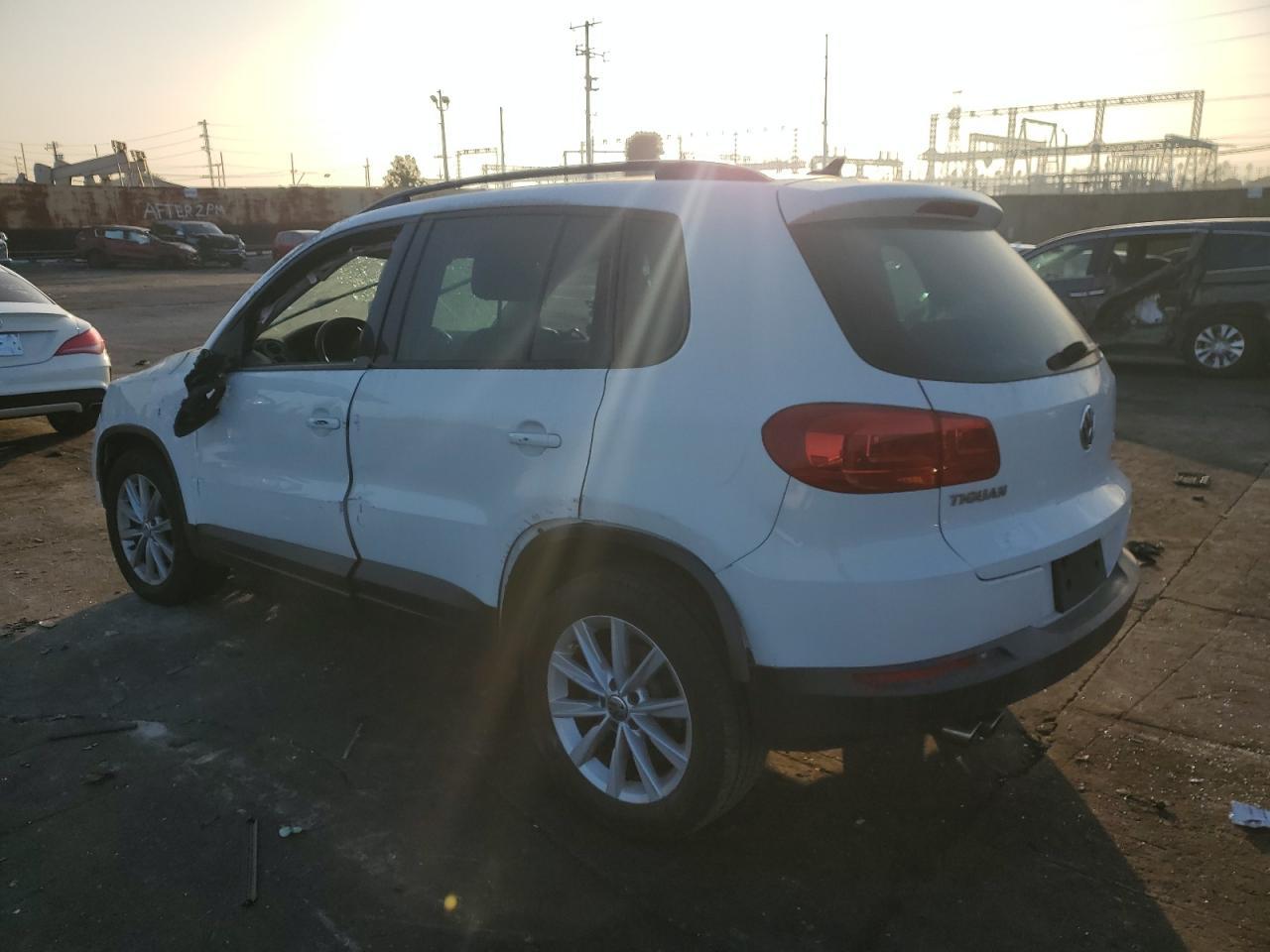2015 VOLKSWAGEN TIGUAN S - Фото 2