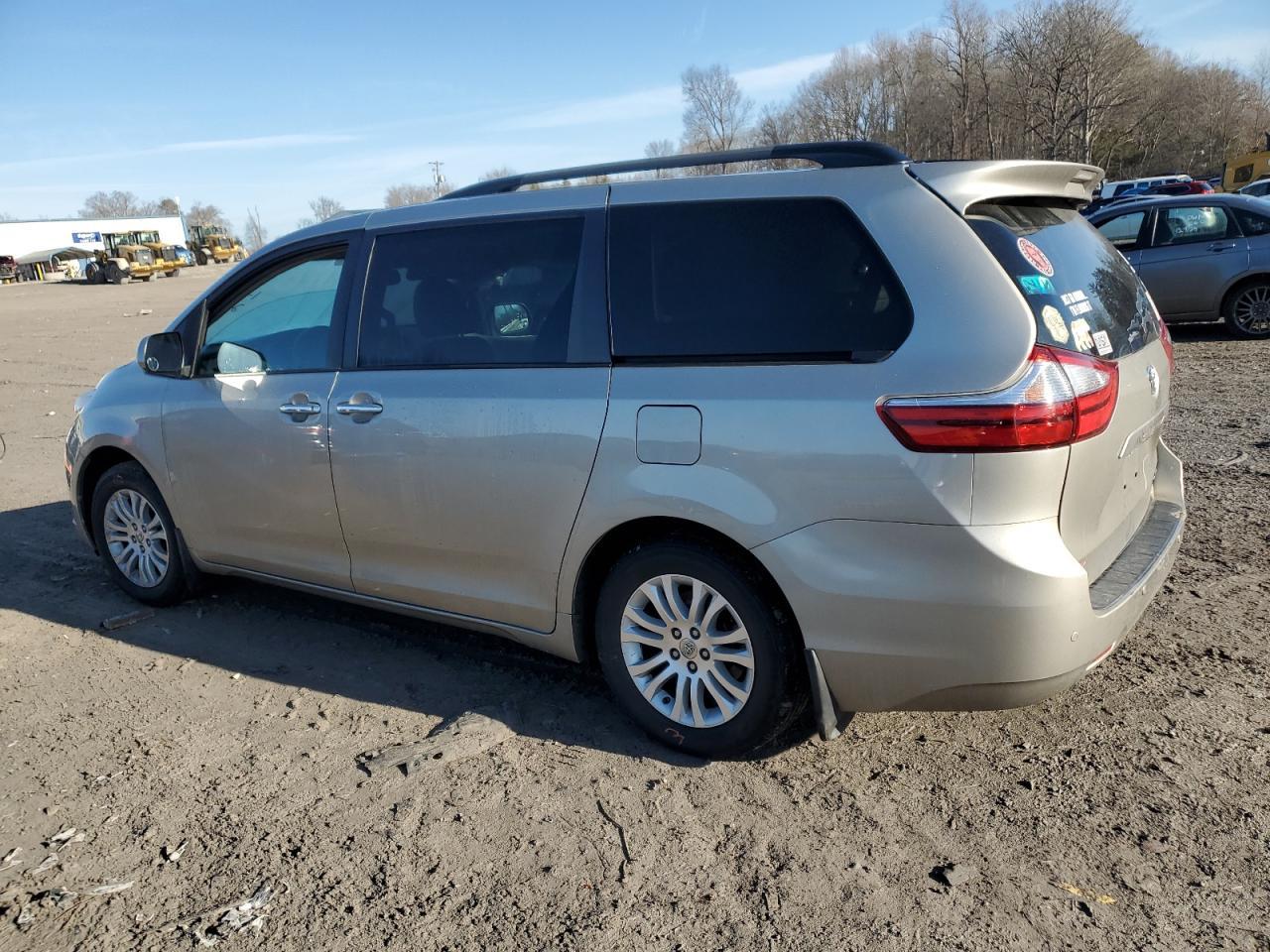 2015 TOYOTA SIENNA XLE - Фото 2