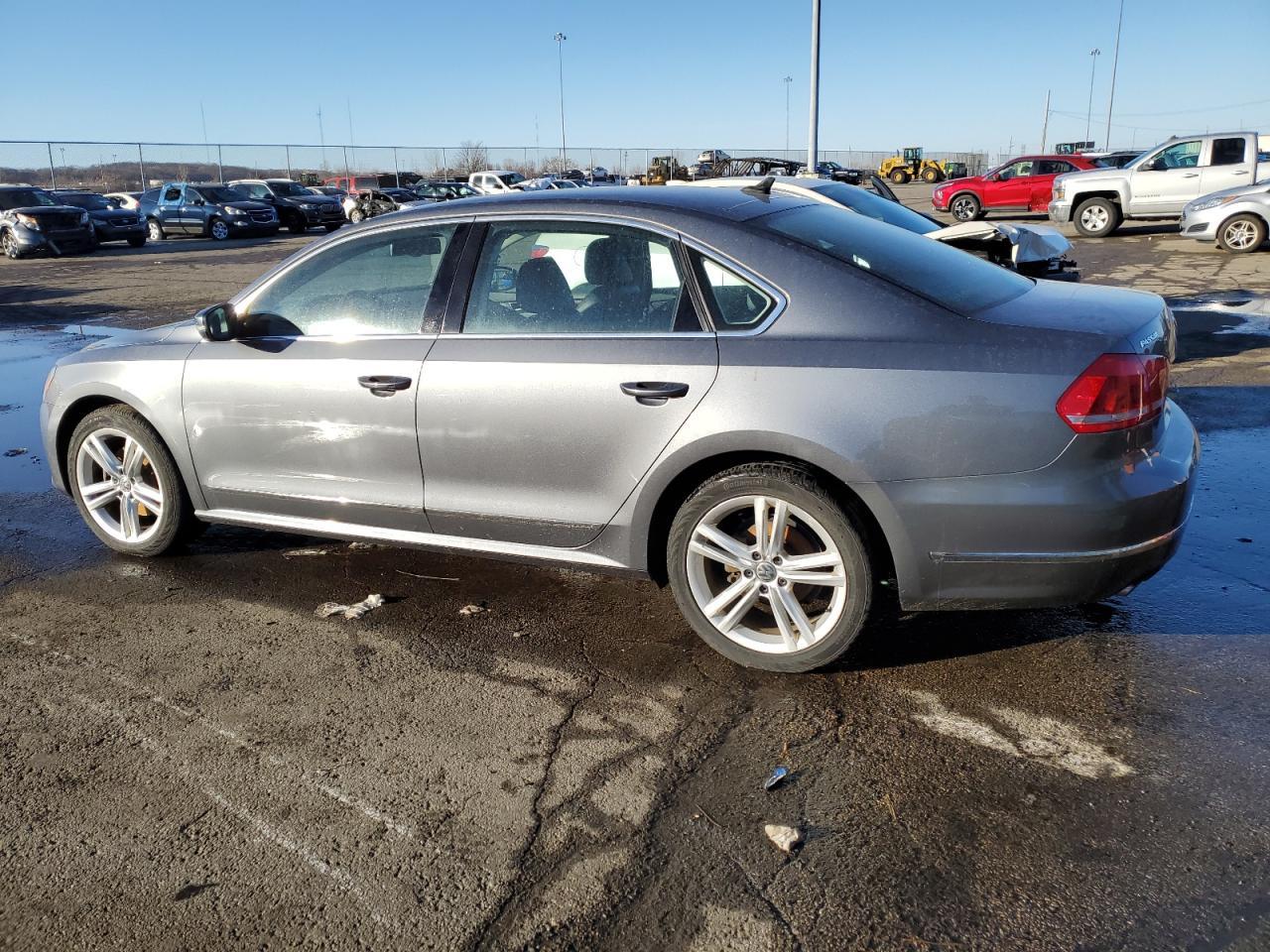 2013 VOLKSWAGEN PASSAT SEL - Image 2