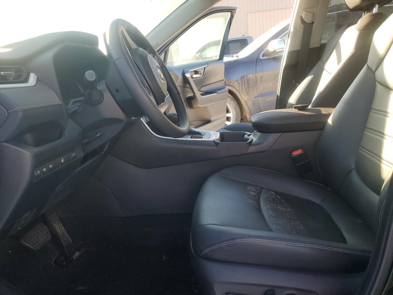 2024 TOYOTA RAV4 XLE P - Фото 7