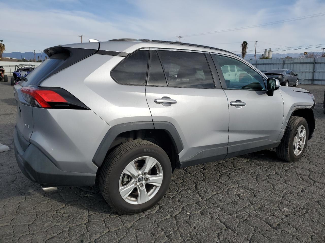 2020 TOYOTA RAV4 XLE - Фото 3