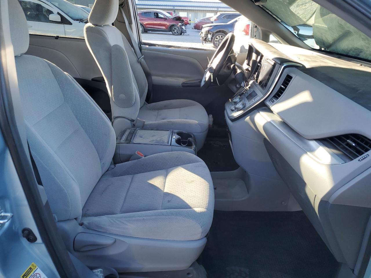2015 TOYOTA SIENNA LE - Фото 7