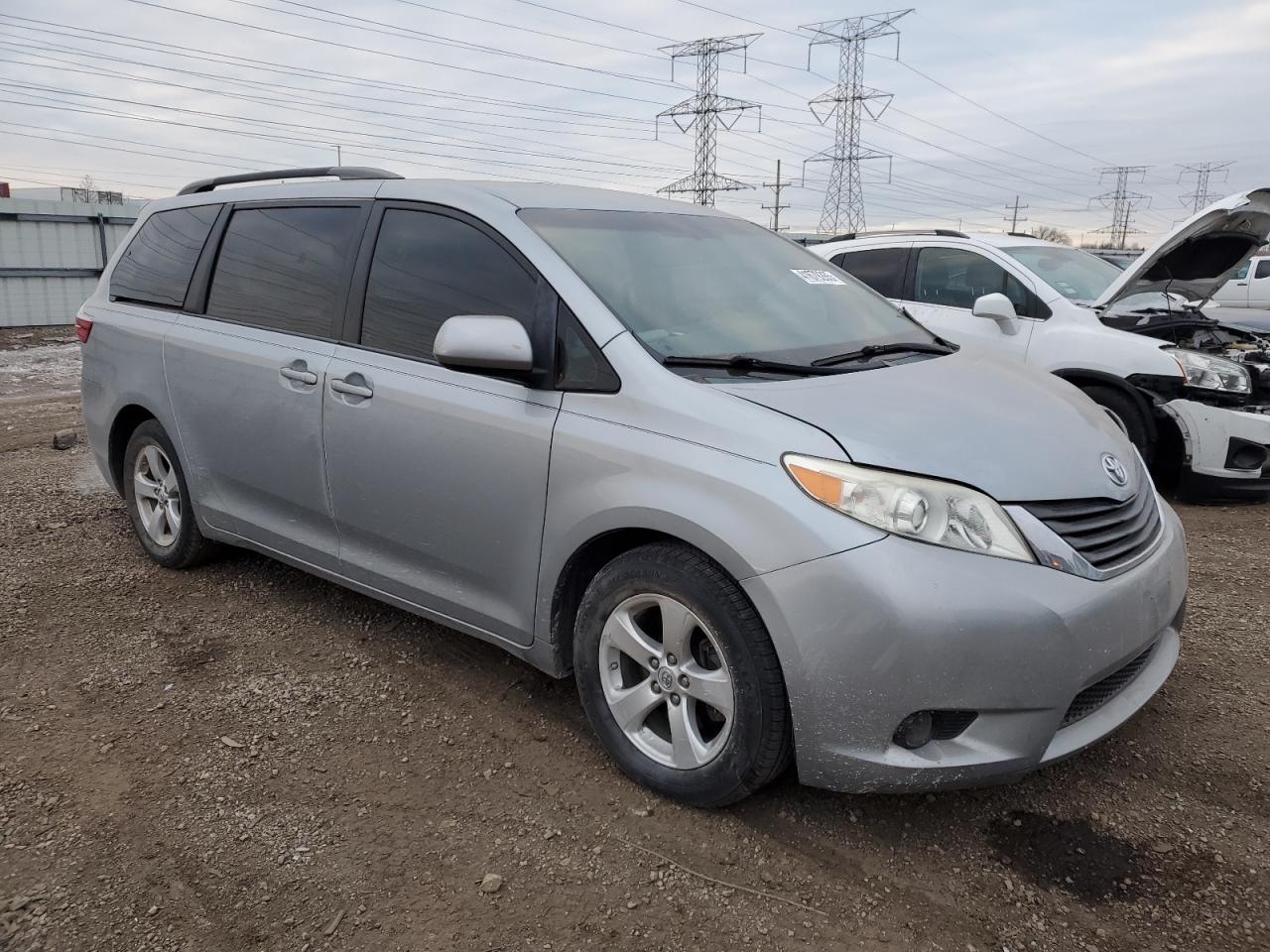 2015 TOYOTA SIENNA LE - Фото 4