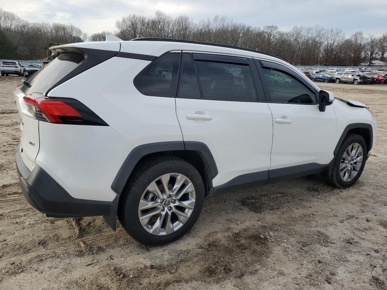 2019 TOYOTA RAV4 XLE P - Фото 3