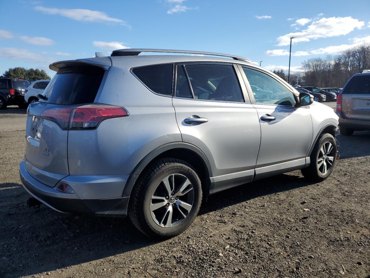 2017 TOYOTA RAV4 XLE - Фото 3