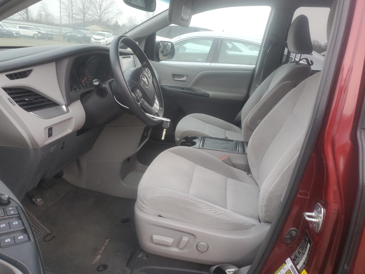 2015 TOYOTA SIENNA LE - Фото 7