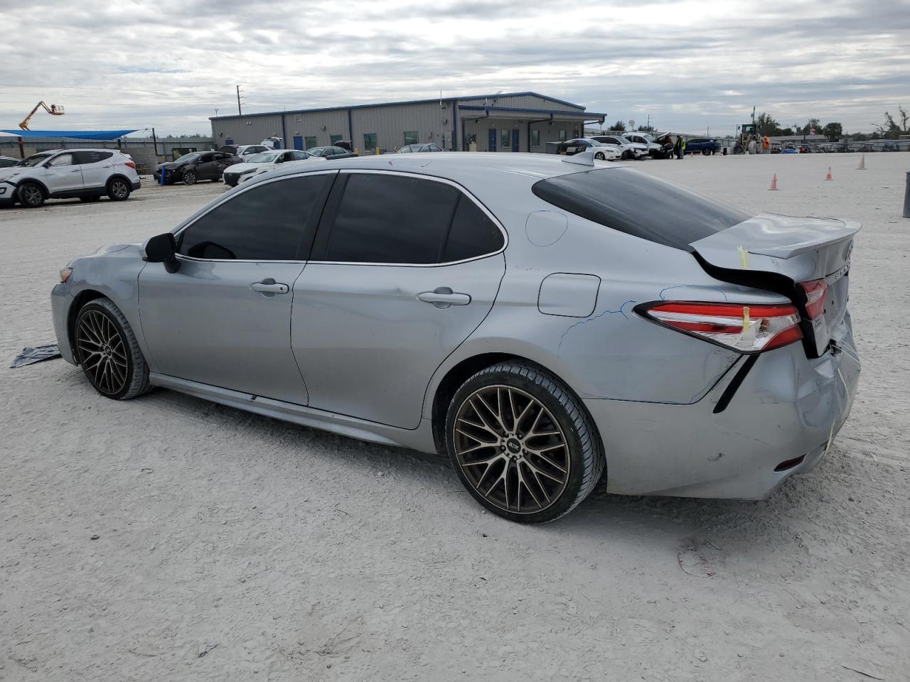 2020 TOYOTA CAMRY SE - Фото 2