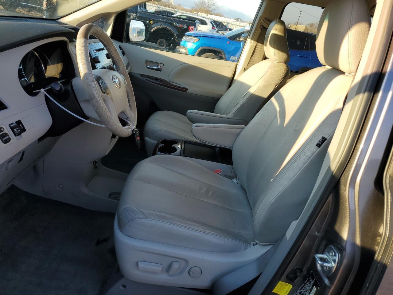 2011 TOYOTA SIENNA XLE - Фото 7